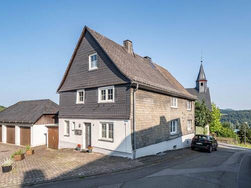 Außenansicht - 8 Zimmer Mehrfamilienhaus, Wohnhaus zum Kaufen in Meschede-Eversberg