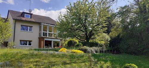 Außenansicht des Gebäudes vom Garten - Freistehendes EFH mit ELW in TOP-Aussichtslage mit großem Garten