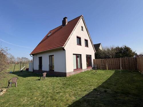 Blick vom Garten zum Haus - 5 Zimmer Einfamilienhaus in Varel