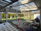 überdachte Terrasse mit genug Platz zum Verweilen - 
