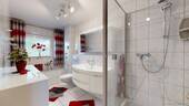 Badezimmer mit Wanne und Dusche - Etagenwohnung mit 54,00 m&sup2; in Hamm zum Kaufen