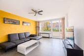Helles Wohnzimmer mit Balkonzugang - Kölner Süden: Helle 2 Zimmer Wohnung mit großem Balkon, sofort frei