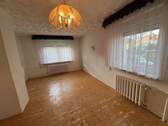 Wohnzimmer mit großen Fenstern - 