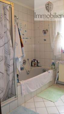 Tageslichtbad mit Wanne und Dusche - 