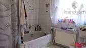 Tageslichtbad mit Wanne und Dusche - 