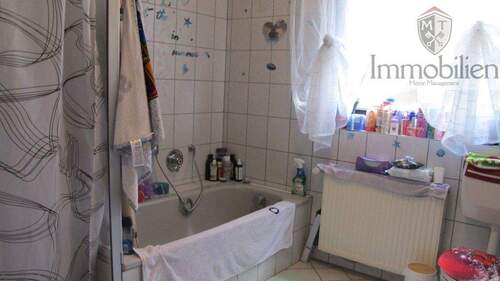 Tageslichtbad mit Wanne und Dusche - 