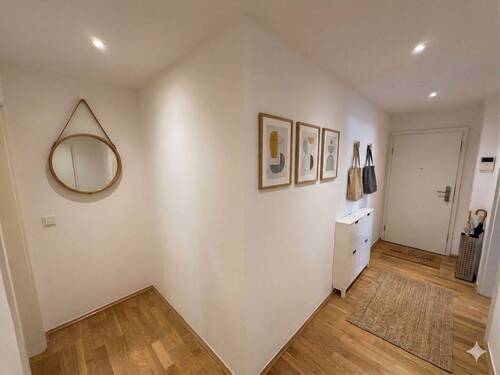 Flur ( Staged ) - 2 Zimmer Etagenwohnung in Köln