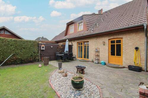 Garten linke Wohneinheit - 8 Zimmer Mehrfamilienhaus, Wohnhaus zum Kaufen in Viöl