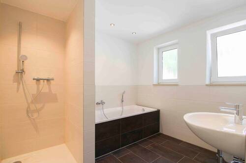 Dusche und Badewanne EG - 