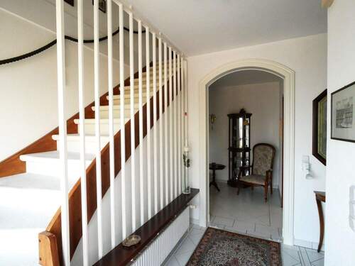 Diele und Diele mit Treppenaufgang - 