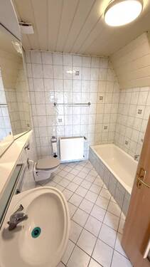 Bad mit Badewanne - 