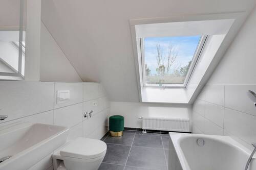 DG_Badezimmer (2_2).JPG - 4 Zimmer Mehrfamilienhaus, Wohnhaus in Herbrechtingen