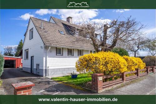 Straßenansicht - Einfamilienhaus mit parkähnlichem Grundstück