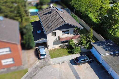 Drohneaufnahme Vorderansicht - Familienfreundliches Traumhaus - mit Garten, Terrasse, zwei Garagen und viel Stauraum im Keller