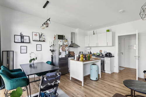 Wohnbereich mit Blick zur Küche - 