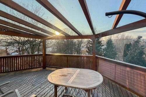 überdachter Balkon - Architektenhaus in erster Reihe mit unverbautem Blick ins Naturschutzgebiet - Wohnen wie im Urlaub!