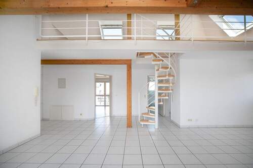 Wohnzimmer mit Galerieaufgang - 