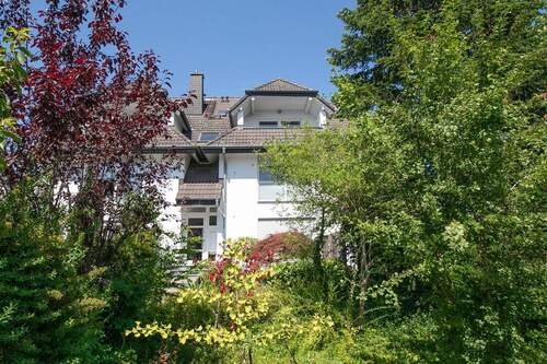 Hausansicht - Attraktive Maisonette mit Galerie und sonnigem Balkon