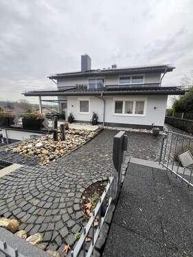 Eingang, oben - Genial & fair: Ein Haus, das sich selbst versorgt - und Ihre Energiekosten fast eliminiert.