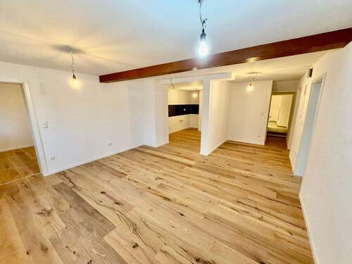 Wohnzimmer mit Blick in die Küche - 4 Zimmer Etagenwohnung in Schwabach