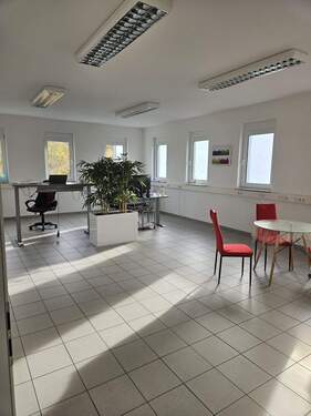 WhatsApp Bild 2025-11-05 um 14.34.00_5e704bf0.jpg - Büro im Gewerbegebiet Werneck, Am Pfaffenpfad 1