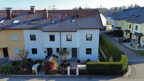 Hausansicht - Großzügiges Reihenendhaus mit Dachstudio, schön angelegtem Außenbereich und optimaler Raumaufteilung