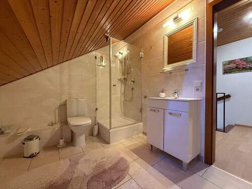 Badezimmer im Dachgeschoss - 