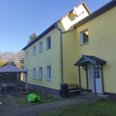 Gelbes Mehrfamilienhaus - 