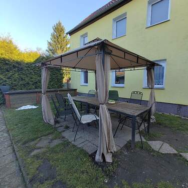 Garten mit Pavillon - 