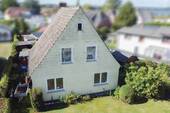 Ansicht von der Straße - Charmantes Einfamilienhaus in Baabe - individuell gestaltbar mit viel Potenzial!