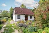 Ansicht Haus - Charmantes Einfamilienhaus mit großem Grundstück und separatem Bungalow in Angern