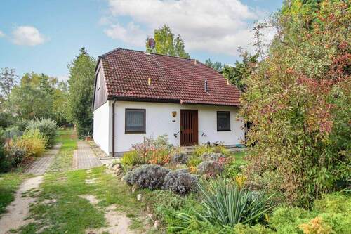 Ansicht Haus - Charmantes Einfamilienhaus mit großem Grundstück und separatem Bungalow in Angern