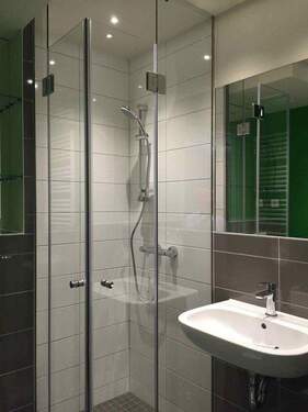 mit Dusche und Abstellflächen - 