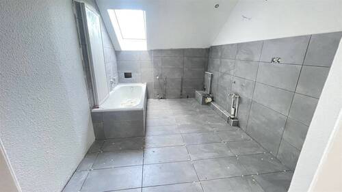 Neues Wannenbad mit Fenster - 