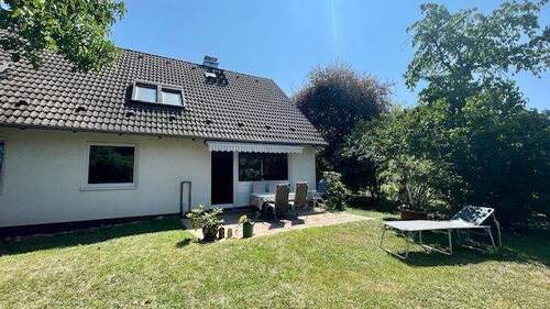 Hausansicht Garten - Flexibel nutzbar! Ob als Zweifamilienhaus oder großzügiges Einfamilienhaus!