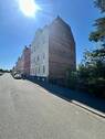 Straße Seite - 2 Zimmer Mehrfamilienhaus, Wohnhaus zum Kaufen in Oelsnitz