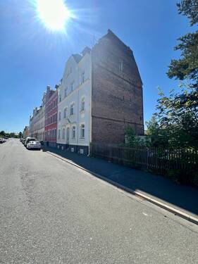 Straße Seite - 2 Zimmer Mehrfamilienhaus, Wohnhaus zum Kaufen in Oelsnitz