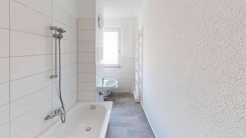 Bad mit Wanne - Etagenwohnung mit 71,40 m&sup2; in Chemnitz zur Miete