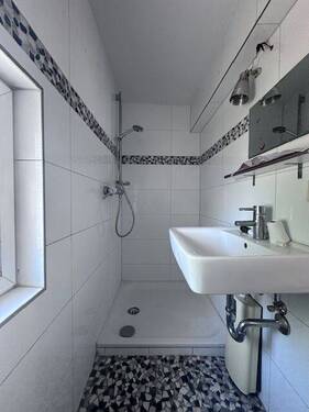 Bad mit Fenster und Dusche - 