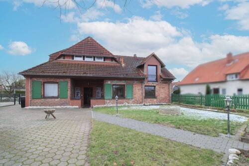 Straßenansicht - vielseitig nutzbare Immobilie: ob Ein- oder Dreifamilienhaus mit Garten und 2 Terrassen