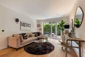 Wohnzimmer - Urbaner Stil trifft klassische Architektur - Wohnen im preisgekrönten Falkenried-Quartier
