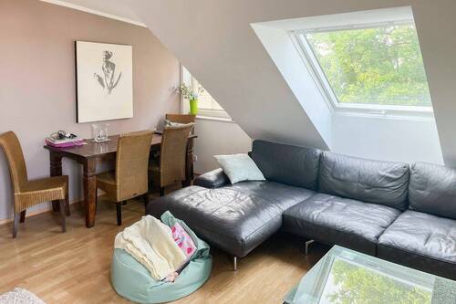 Wohnzimmer mit Veluxfenster - Sichere Mieteinnahmen - Gepflegte DG-Wohnung mit Dachbodennutzung
