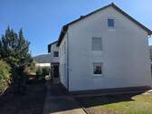 Haus - renovierte 2-Zimmer OG Wohnung mit Balkon und Stellplatzmöglichkeit - Infos beachten