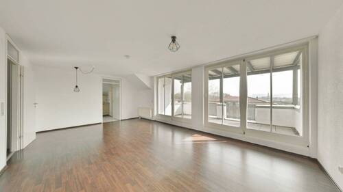 Wohnen_Essen - Sofort frei: 3-Zimmer-Dachgeschosswohnung mit großer überdachter Dachterrasse, TG-Stellplatz und Außenstellplatz