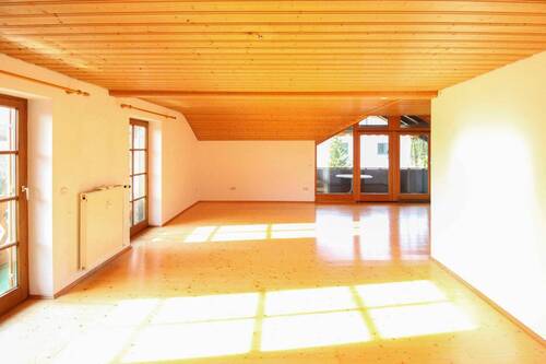 Wohnzimmer OG mit zwei Balkonen - 