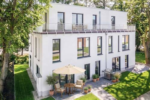 Gebäudeansicht - Erstbezug: Lichtdurchflutete Maisonette-Wohnung mit eigenem Garten und Energieeffizienzklasse A+