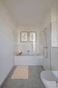 Tagesbelichtetes Bad mit Wanne und Dusche - Etagenwohnung mit 99,00 m&sup2; in Berlin zum Kaufen