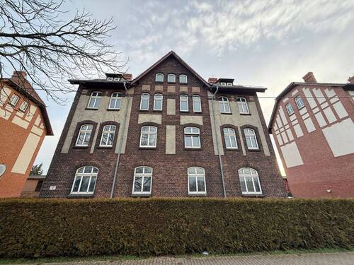 Straßenansicht - Sanierungsobjekt mit Potenzial - Mehrfamilienhaus in attraktiver Lage