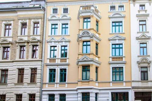 Außenansicht straßenseitig - 2 Zimmer Etagenwohnung zum Kaufen in Magdeburg