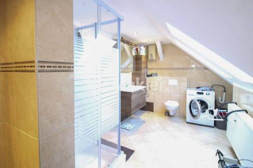 Badezimmer DG - 9 Zimmer Mehrfamilienhaus, Wohnhaus in Ilsede-Ölsburg